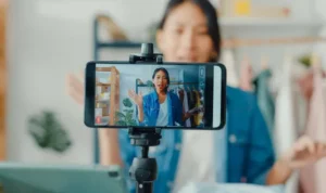 Ilustrasi tren cari cuan online 2026 di Indonesia: orang menggunakan HP/laptop untuk freelance AI, affiliate marketing TikTok/Shopee, jual digital product seperti e-book/online course, konten creator UGC, dropshipping, dan aplikasi penghasil uang rebahan. Potensi penghasilan tambahan jutaan rupiah dengan modal minim dan fleksibel. Cocok untuk pemula Gen Z & milenial!