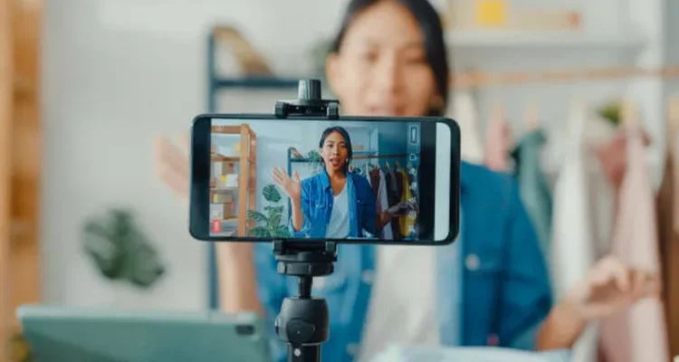 Ilustrasi tren cari cuan online 2026 di Indonesia: orang menggunakan HP/laptop untuk freelance AI, affiliate marketing TikTok/Shopee, jual digital product seperti e-book/online course, konten creator UGC, dropshipping, dan aplikasi penghasil uang rebahan. Potensi penghasilan tambahan jutaan rupiah dengan modal minim dan fleksibel. Cocok untuk pemula Gen Z & milenial!